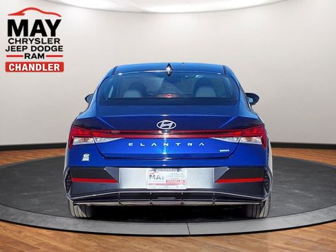 Used 2025 Hyundai Elantra Limited image 17