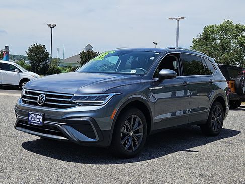 Used 2022 Volkswagen Tiguan SE w/ Panoramic Sunroof Package AWD/4WD image 3