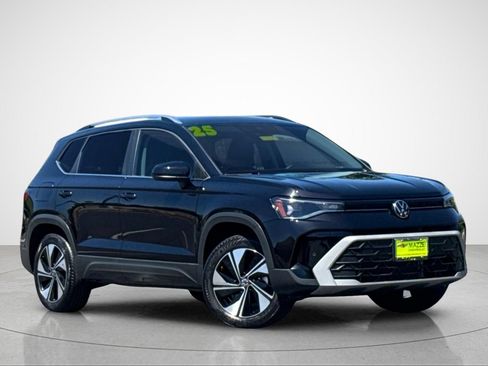 Used 2025 Volkswagen Taos SE AWD/4WD image 2