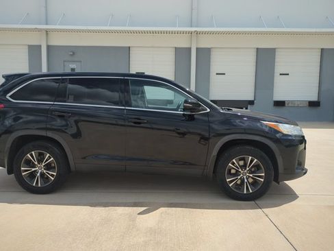 Used 2019 Toyota Highlander LE AWD/4WD image 4