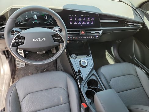 Used 2024 Kia Niro SX Touring image 8