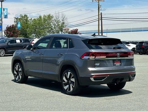 Used 2024 Volkswagen Atlas Cross Sport SE w/ Panoramic Sunroof Package FWD image 4