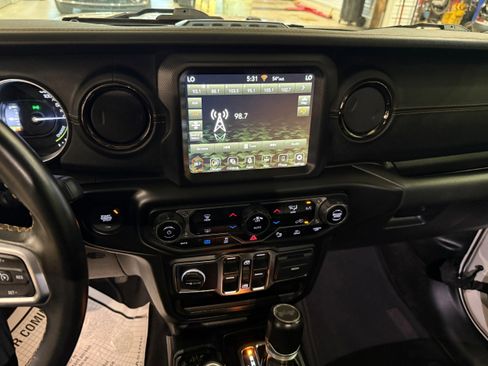 Used 2021 Jeep Wrangler Unlimited Sahara image 44