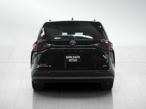 Used 2025 Toyota Sienna XLE image 4