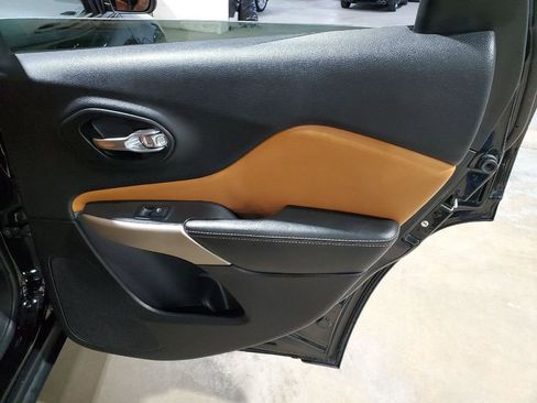 Used 2018 Jeep Cherokee Latitude w/ Altitude Package image 21