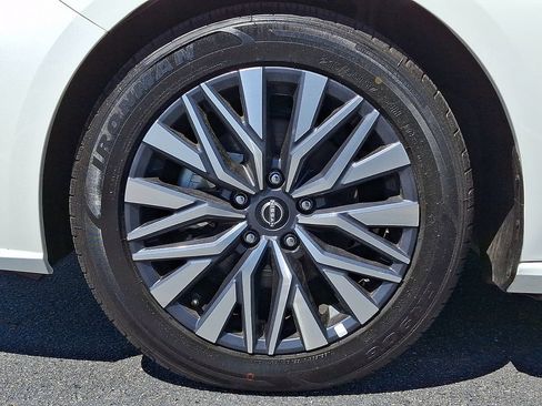 Used 2025 Nissan Altima 2.5 SV FWD image 8