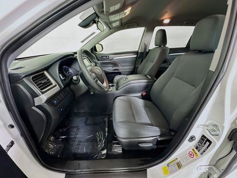 Used 2019 Toyota Highlander LE image 12