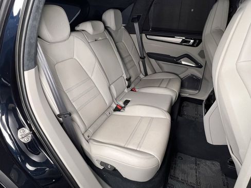 Used 2022 Porsche Cayenne Turbo image 7