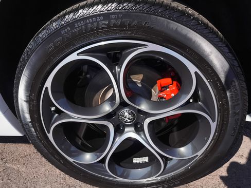 Used 2023 Alfa Romeo Stelvio Veloce image 7