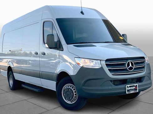 Used 2024 Mercedes-Benz Sprinter 4500 image 2