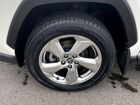 Used 2021 Toyota RAV4 XLE Premium image 9