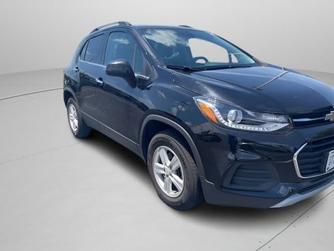 Used 2020 Chevrolet Trax LT w/ LT Convenience Package AWD/4WD image 3