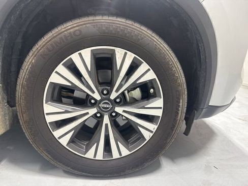 Used 2023 Nissan Rogue SV FWD image 4