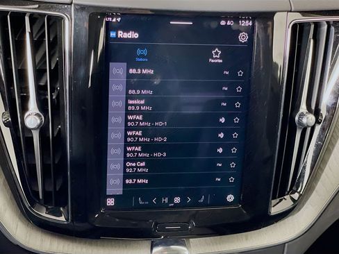 Used 2025 Volvo XC60 B5 Plus image 21