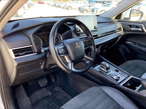 Used 2024 Mitsubishi Outlander SE image 17