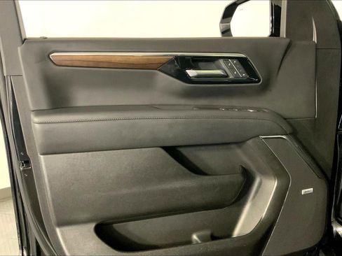 Used 2025 Chevrolet Tahoe High Country image 25