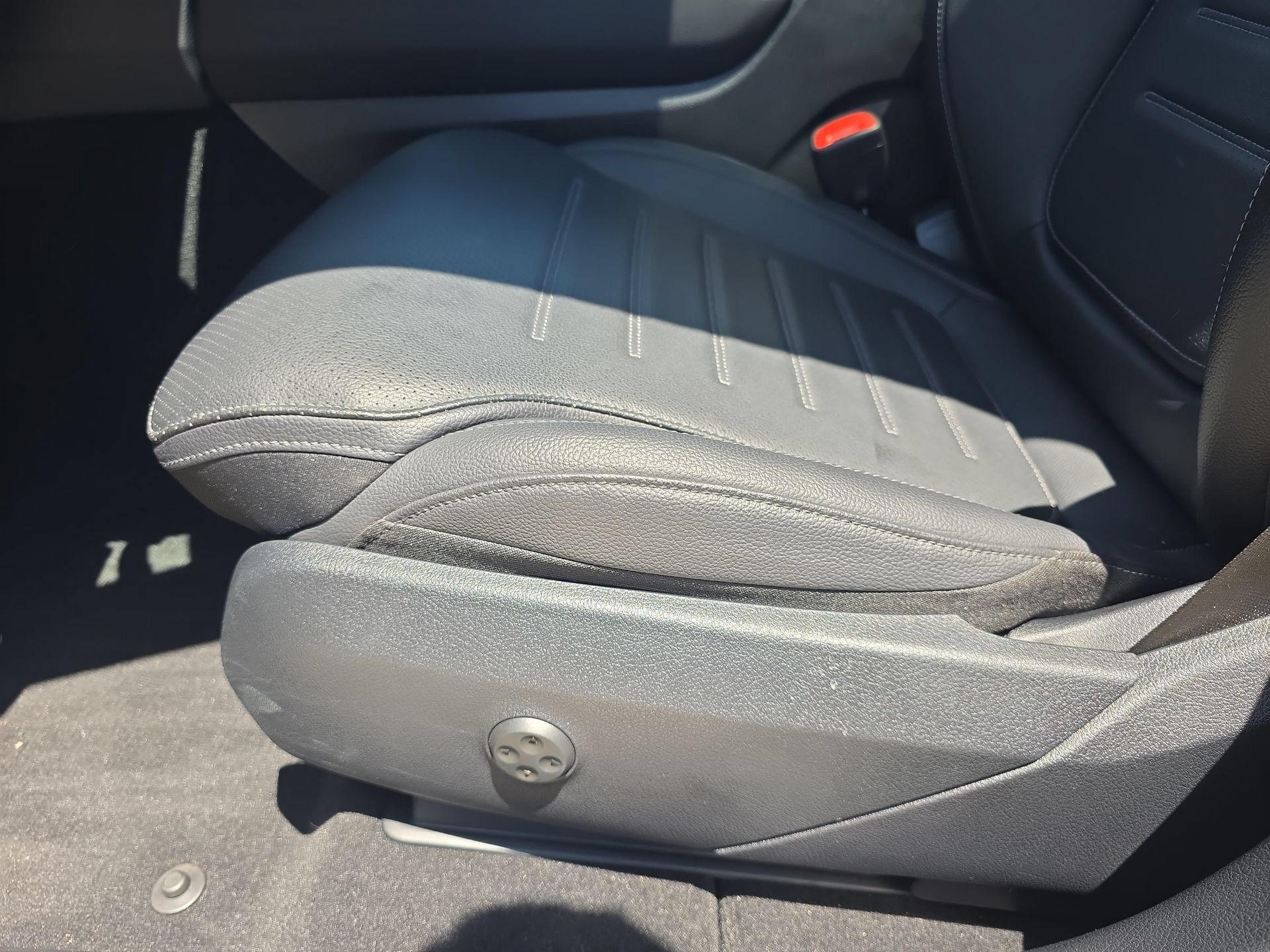 Used 2025 Mercedes-Benz GLC 300 4MATIC image 28