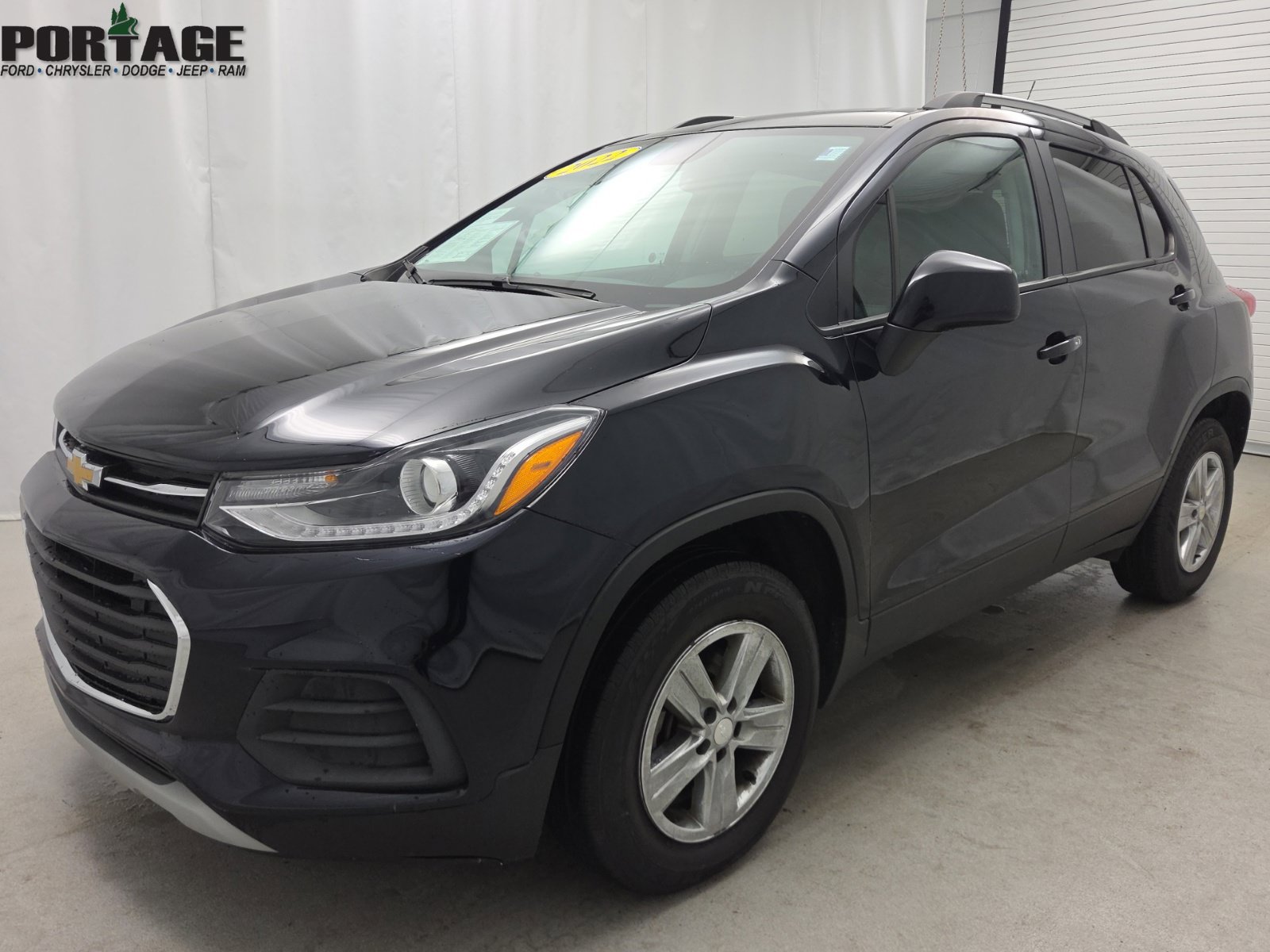 Used 2022 Chevrolet Trax LT w/ LT Convenience Package AWD/4WD image 3