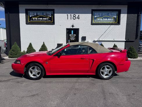 Used 2004 Ford Mustang Convertible RWD image 2