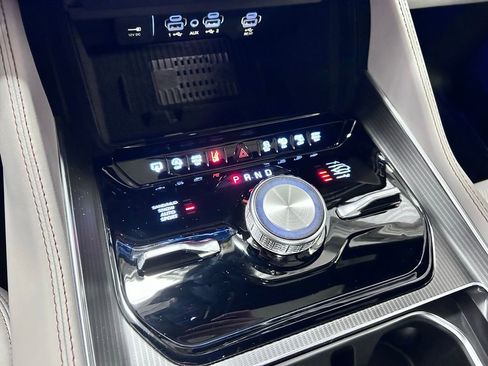 New 2026 Jeep Grand Wagoneer Summit image 18