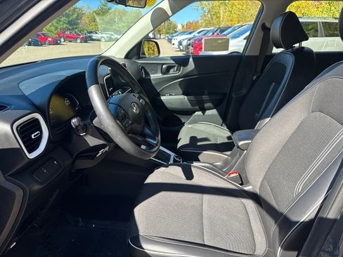 Used 2024 Hyundai Venue Limited image 40
