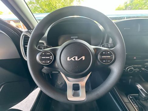 Used 2025 Kia Soul LX w/ LX Technology Package FWD image 15