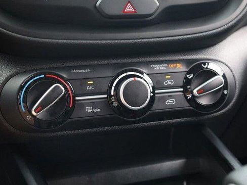 Used 2025 Kia Soul LX w/ LX Technology Package FWD image 13