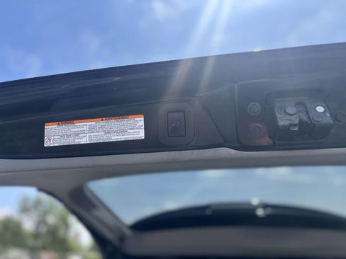 Used 2018 Toyota Sienna SE Premium w/ Carpet Mat Package image 24