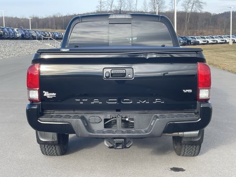 Used 2017 Toyota Tacoma TRD Sport w/ Tow Package (A/T) image 4
