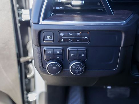 Used 2025 Chevrolet Suburban Z71 image 15