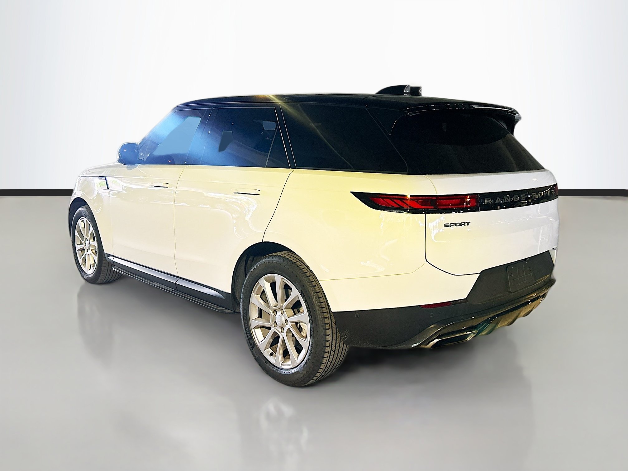 Used 2024 Land Rover Range Rover Sport SE AWD/4WD image 3