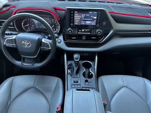 Used 2022 Toyota Highlander XLE AWD/4WD image 15