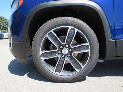 Used 2023 GMC Acadia SLT w/ Technology Package AWD/4WD image 9
