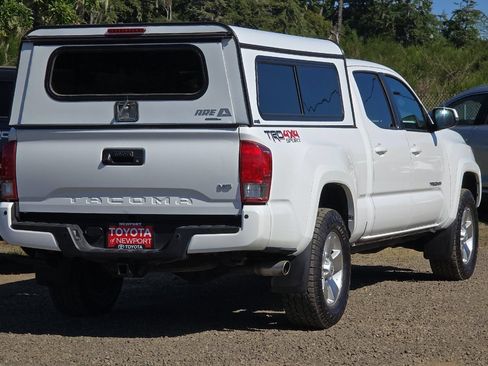 Used 2017 Toyota Tacoma TRD Sport AWD/4WD image 4