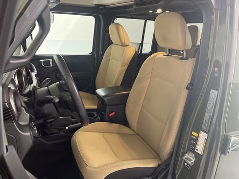 Used 2023 Jeep Gladiator Sport AWD/4WD image 17