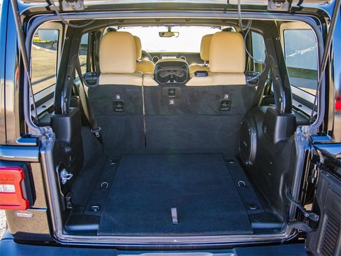 Used 2018 Jeep Wrangler Unlimited Sahara image 13