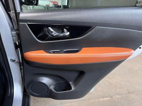 Used 2019 Nissan Rogue SL w/ Premium Package image 13