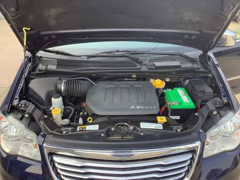 Used 2015 Chrysler Town & Country Touring-L w/ Driver Convenience Group FWD image 24