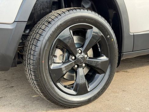 Used 2020 Jeep Cherokee Latitude Plus image 24