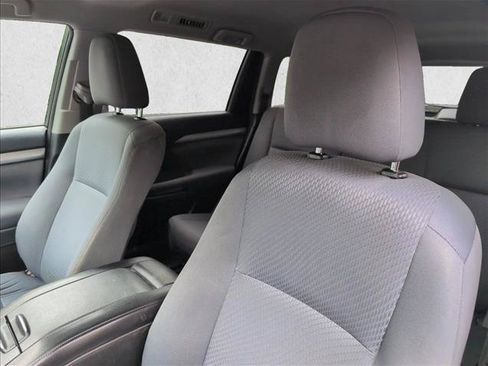 Used 2014 Toyota Highlander LE FWD image 10