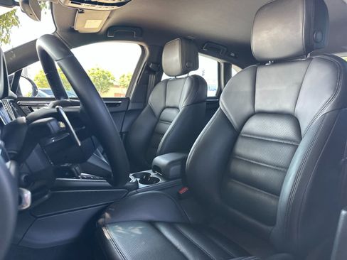 Certified 2023 Porsche Macan S AWD/4WD image 5