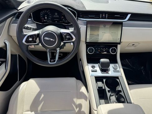 Used 2023 Jaguar F-PACE SVR image 17