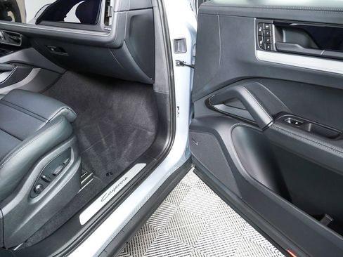 Certified 2026 Porsche Cayenne AWD image 27