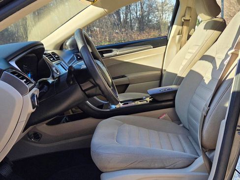 Used 2017 Ford Fusion SE image 9
