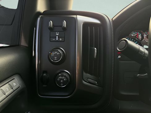 Used 2017 Chevrolet Silverado 1500 LTZ Z71 image 23