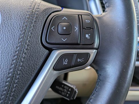 Used 2019 Toyota Highlander XLE image 28