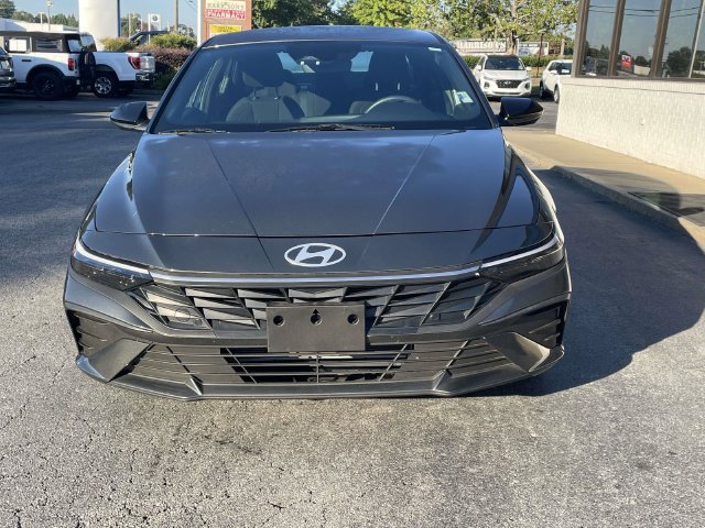 Used 2025 Hyundai Elantra Sport FWD image 2