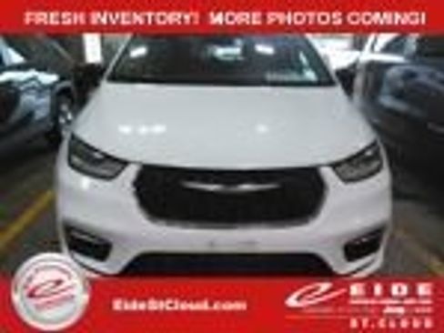 Used 2024 Chrysler Pacifica Touring-L FWD image 1