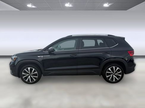 Used 2022 Volkswagen Taos SE FWD image 2