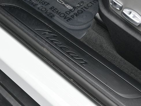 Certified 2025 Porsche Macan image 14